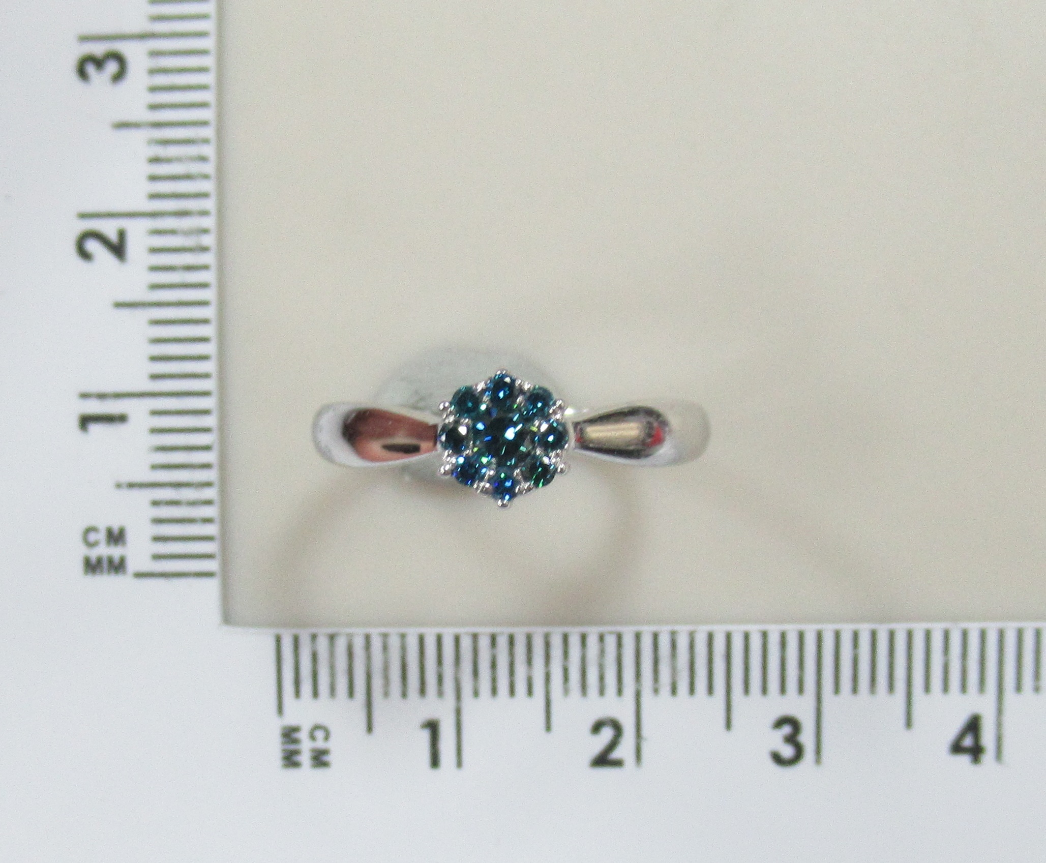 Кольцо из белого золота с голубыми бриллиантами